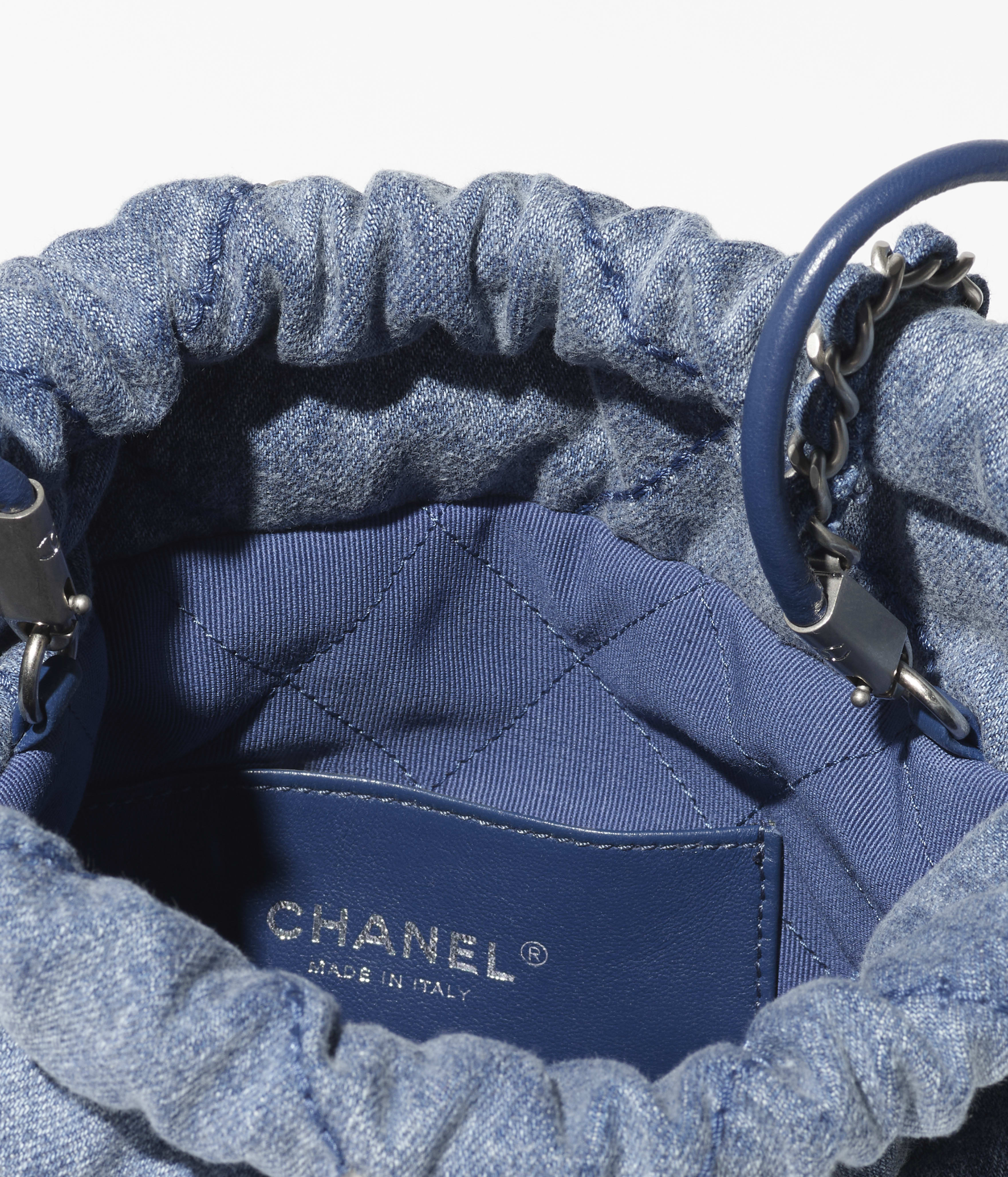 Borsa CHANEL 22 mini - Blu - Denim lavato & metallo effetto argentato - vista artistica 3